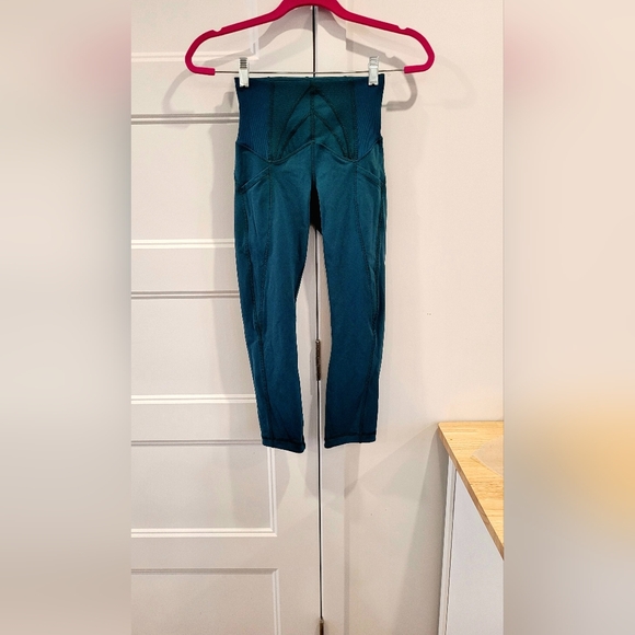 Lululemon 3/4 leggings size 4 - Picture 1 of 3